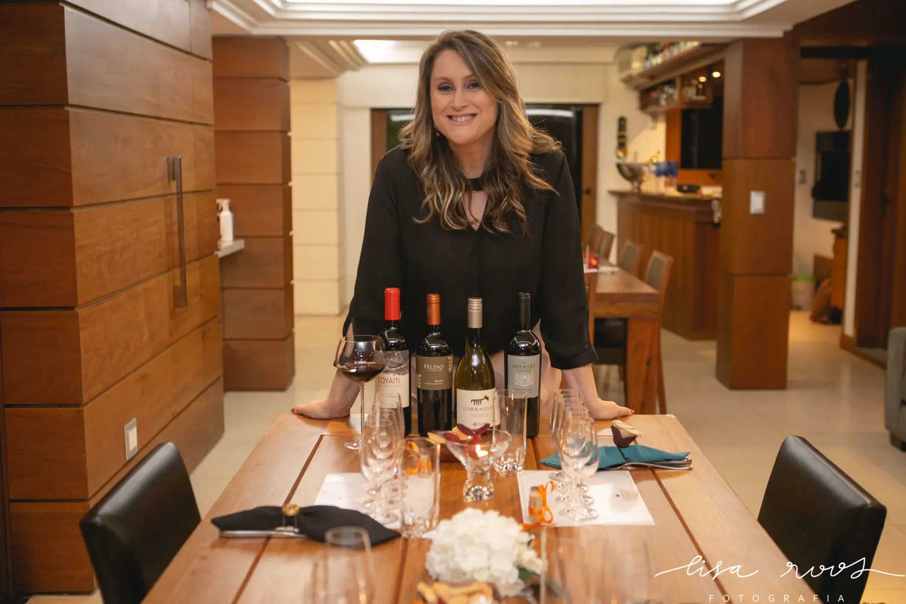 Experiência AMO VINHO ao redor da mesa